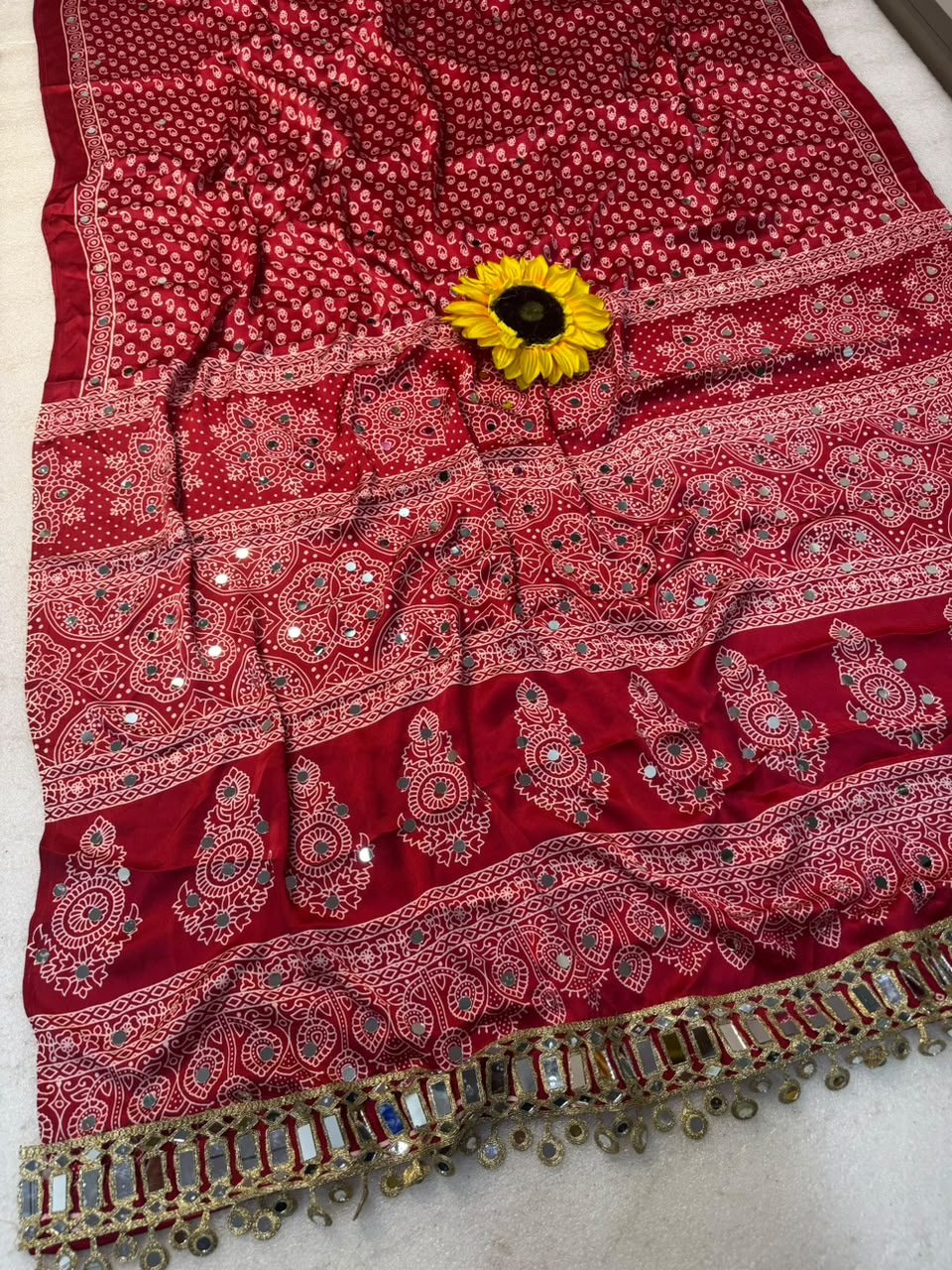 AJRAKH pure Gajji bandhej Supar mirar wark saree mirar less bodar 
pure Gajji Soft Silk saree