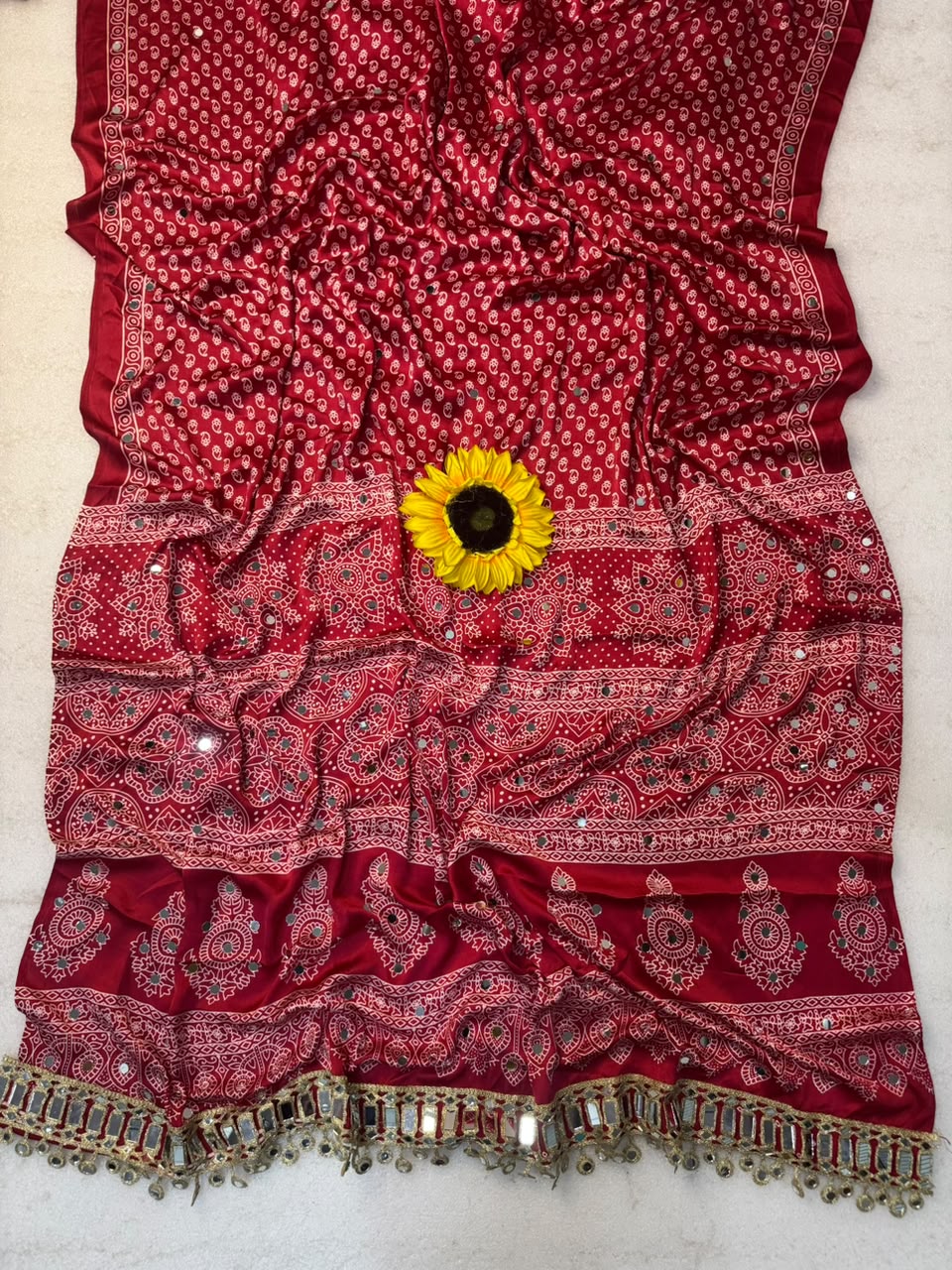 AJRAKH pure Gajji bandhej Supar mirar wark saree mirar less bodar 
pure Gajji Soft Silk saree