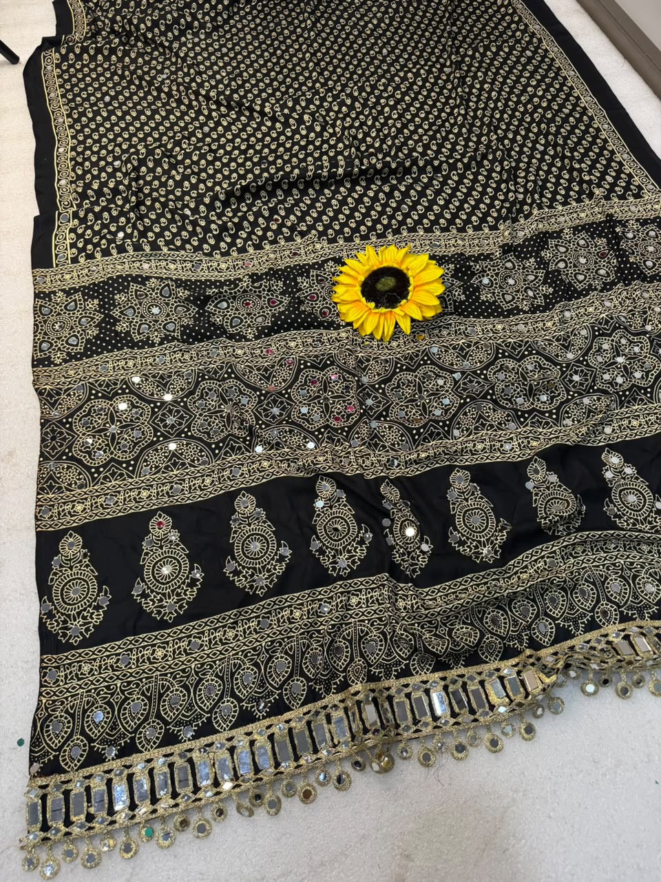 AJRAKH pure Gajji bandhej Supar mirar wark saree mirar less bodar 
pure Gajji Soft Silk saree