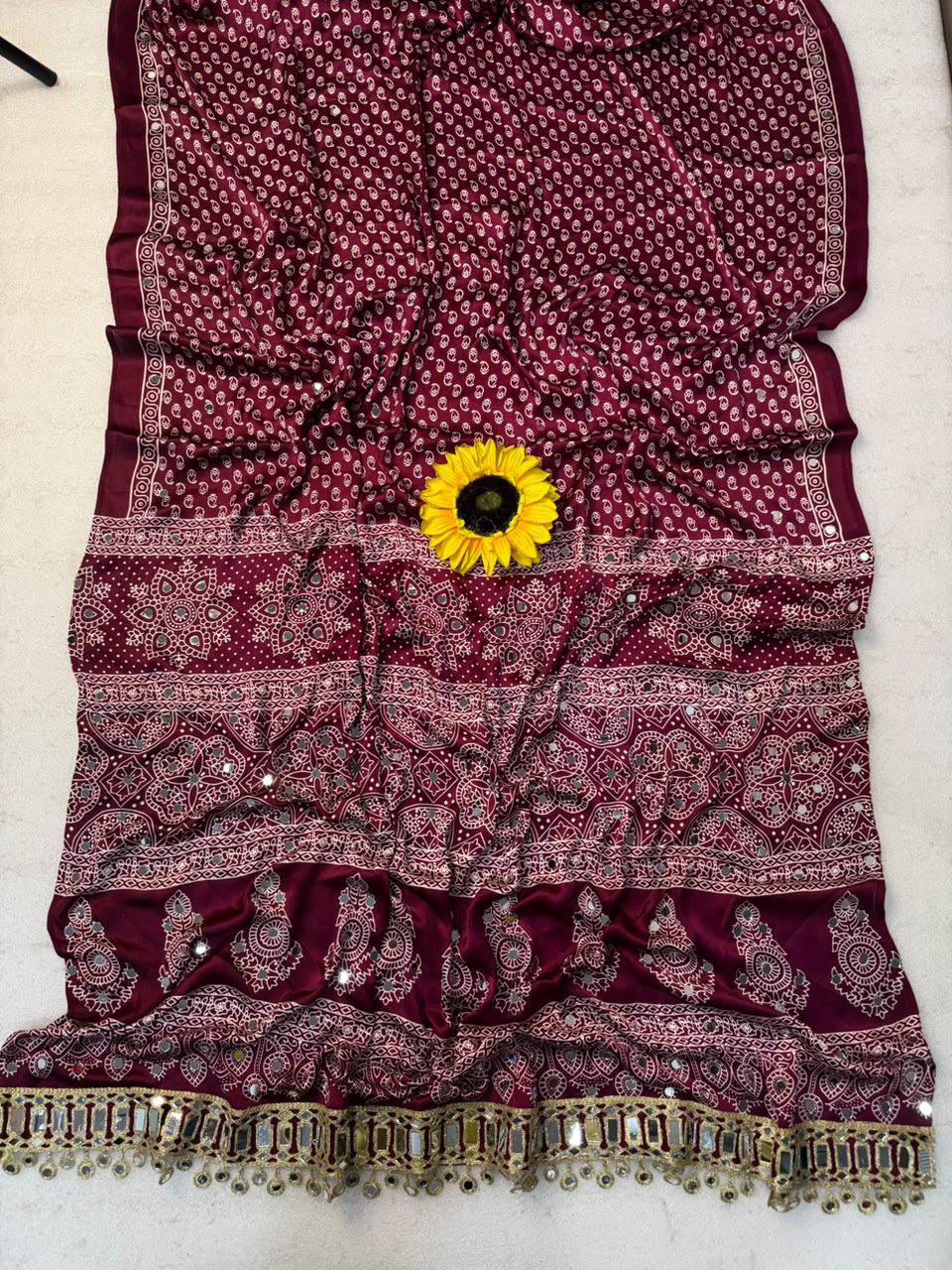 AJRAKH pure Gajji bandhej Supar mirar wark saree mirar less bodar 
pure Gajji Soft Silk saree
