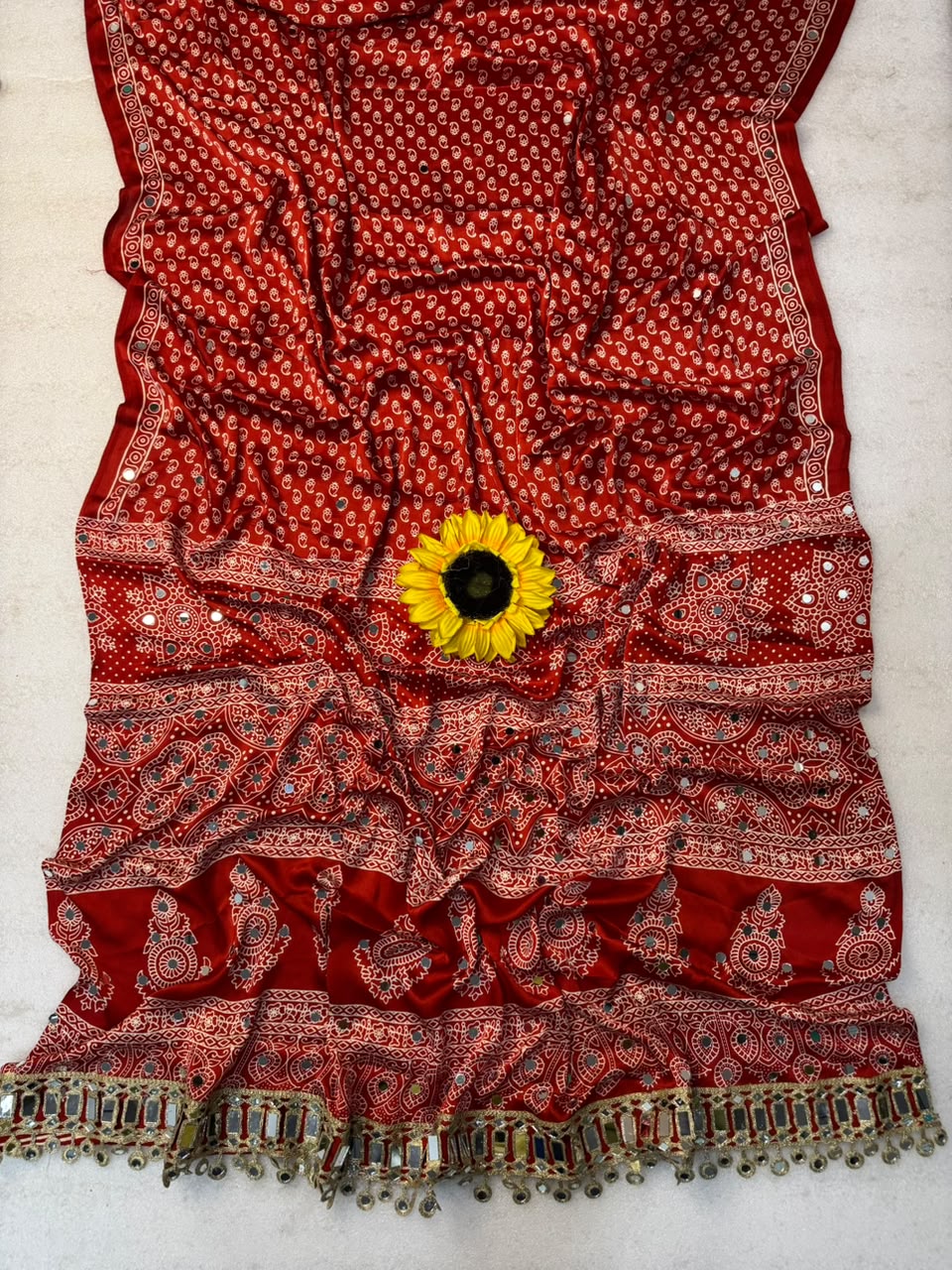 AJRAKH pure Gajji bandhej Supar mirar wark saree mirar less bodar 
pure Gajji Soft Silk saree